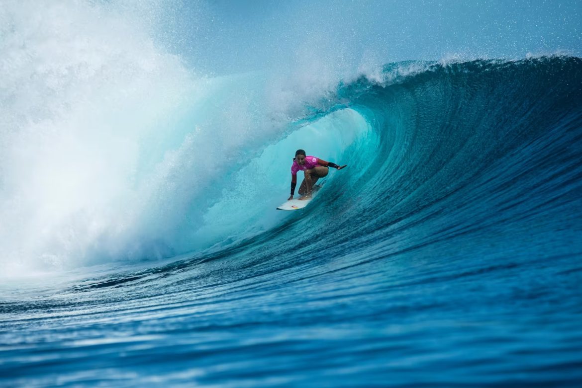 Салли Фитцгиббонс серфинг